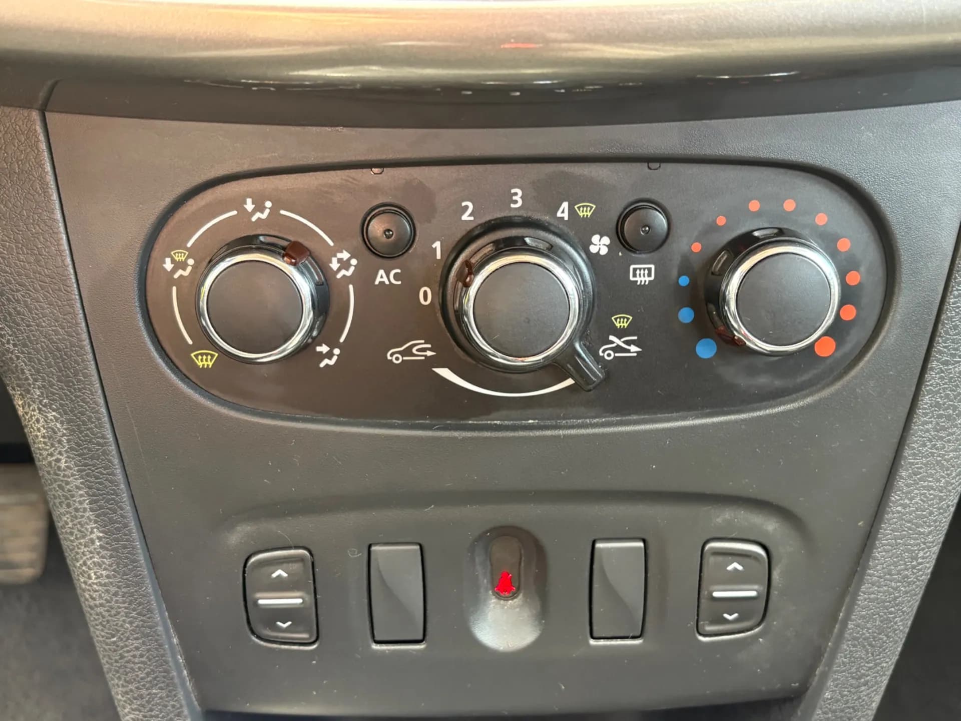 DACIA LOGAN 0.9 TCE 90 CH eco Lauréate - Vue 9
