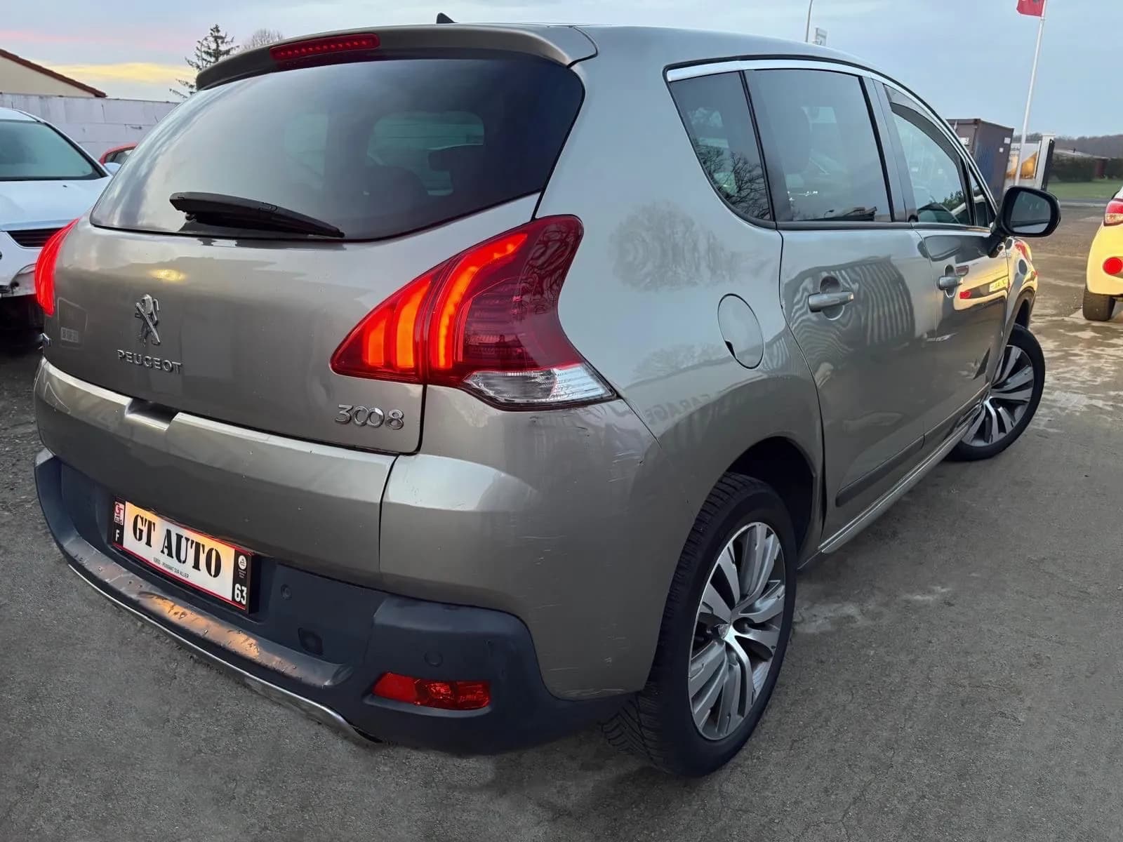 PEUGEOT 3008 1.6 BlueHDI 120 CH ALLURE S&S - Vue 4