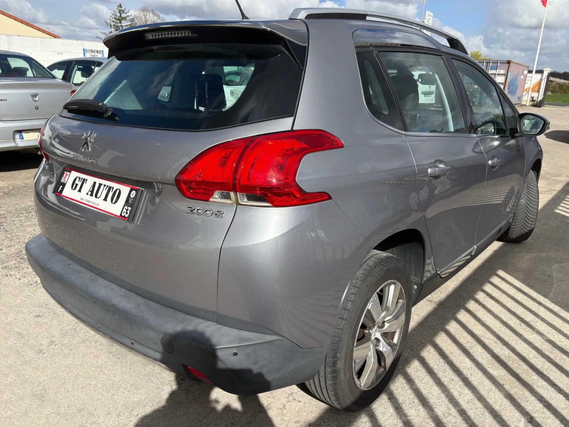 PEUGEOT 2008 ALLURE 1.6 BlueHDI 120 CH- 5 portes, GPS, Start & Stop, Radar de recul - Vue 4