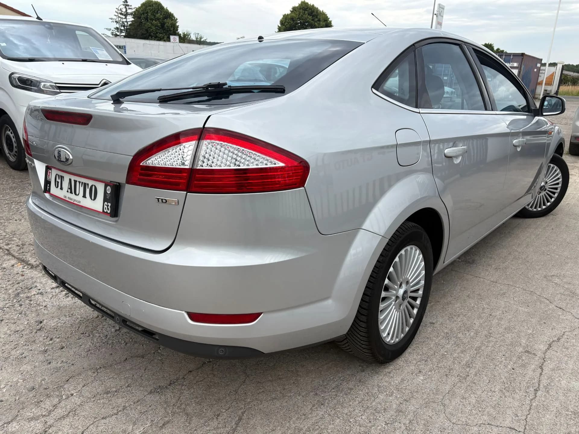 FORD MONDEO TITANIUM 2.0L TDCI 115 CH- 5 PORTES - Vue 4