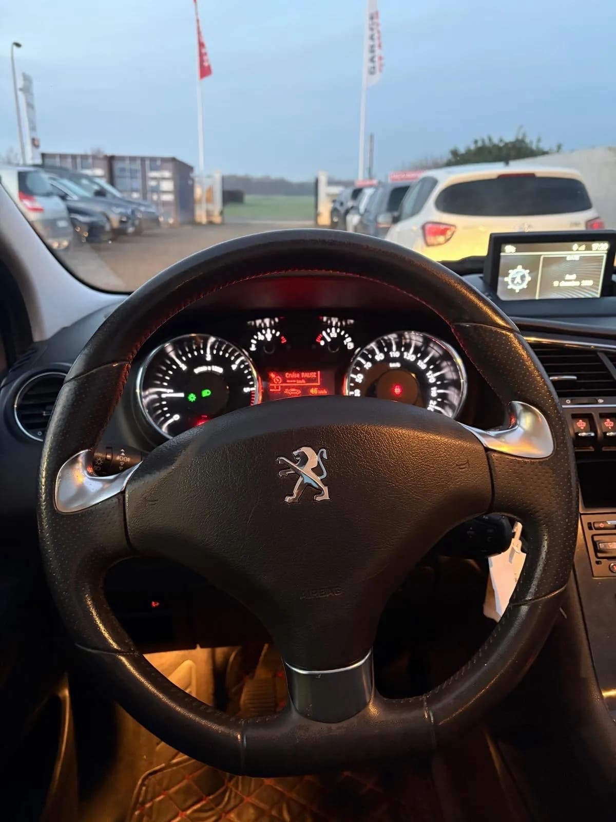 PEUGEOT 3008 1.6 BlueHDI 120 CH ALLURE S&S - Vue 8