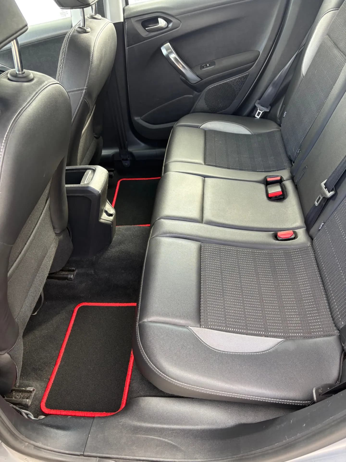 PEUGEOT 2008 ALLURE 1.6 BlueHDI 120 CH- 5 portes, GPS, Start & Stop, Radar de recul - Vue 18