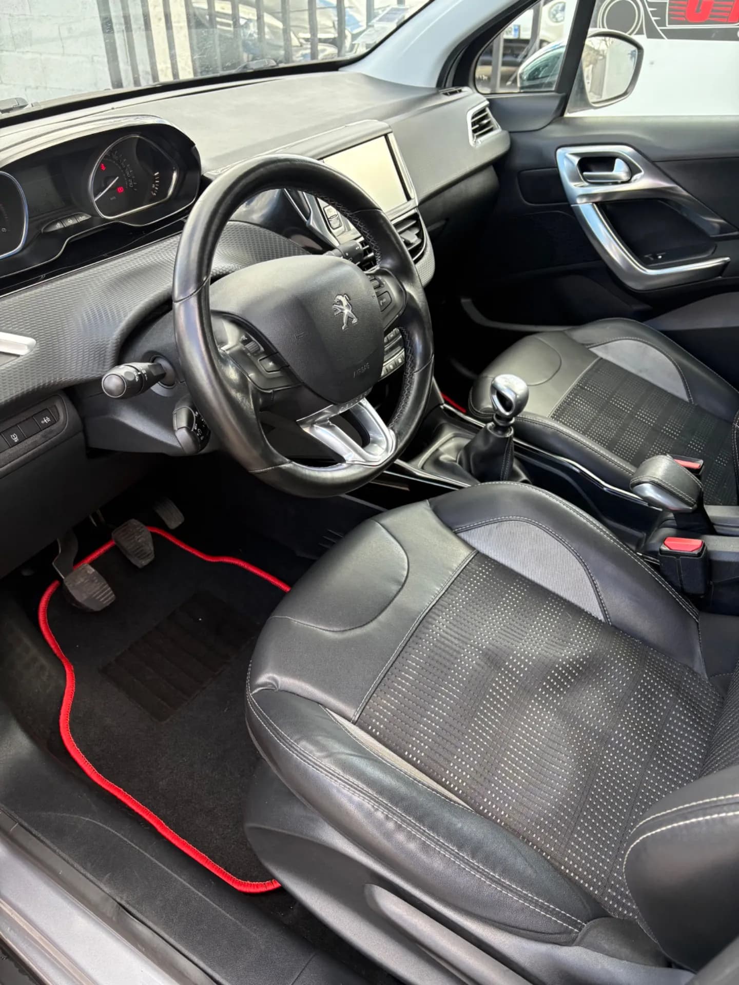 PEUGEOT 2008 ALLURE 1.6 BlueHDI 120 CH- 5 portes, GPS, Start & Stop, Radar de recul - Vue 7