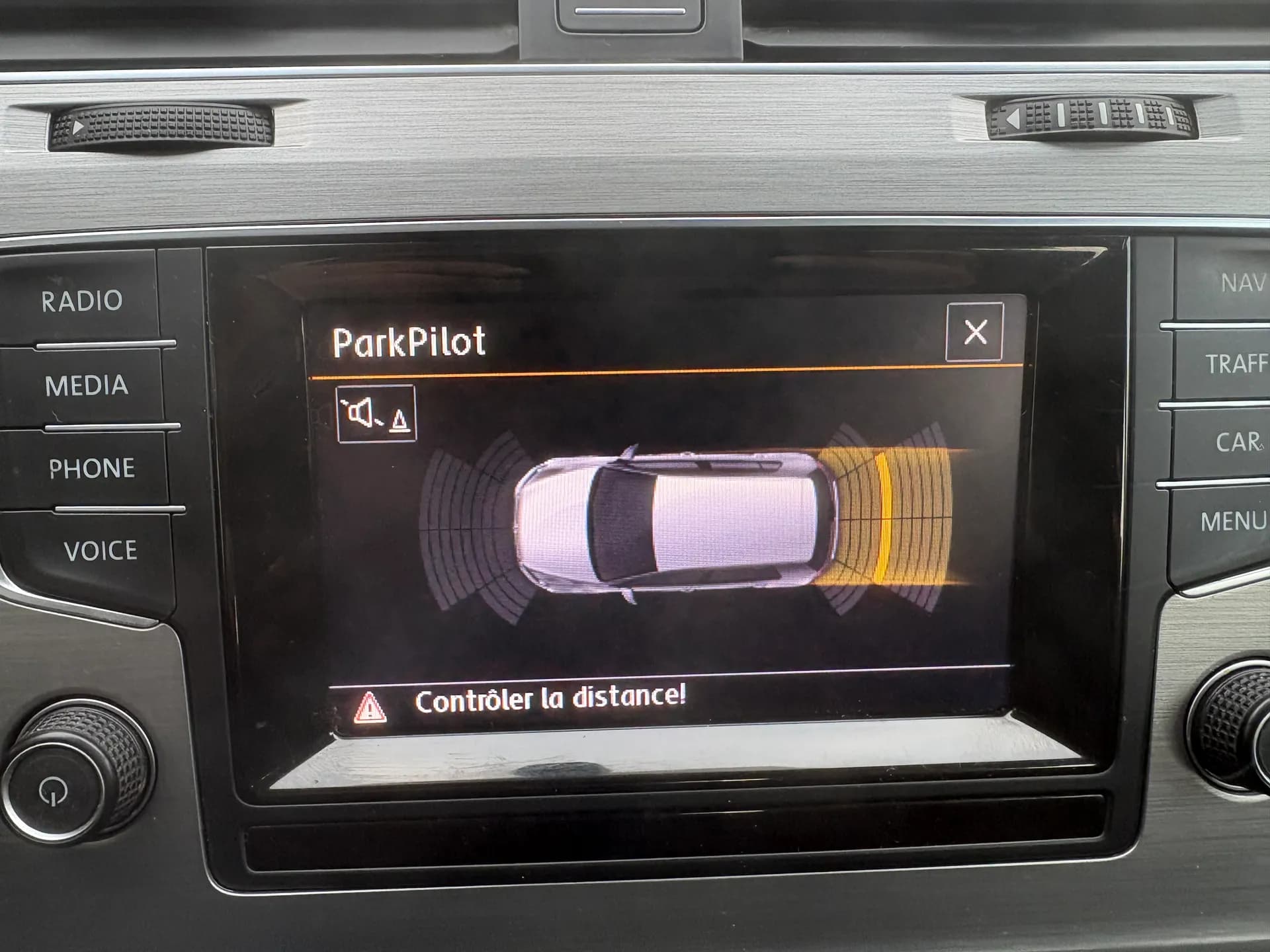VOLKSWAGEN GOLF 7 BLUEMOTION TECHNOLOGY 1.6 TDI 105ch, Distribution neuve, radar 360°, GPS - Vue 12