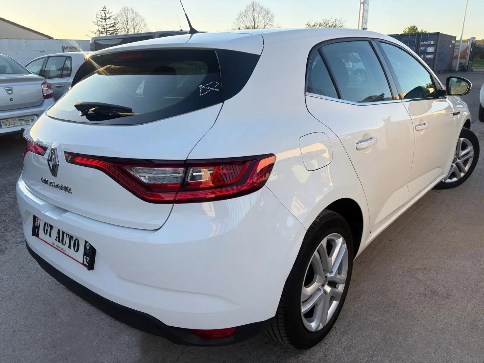 RENAULT MEGANE IV IV 1.5 DCI 110 ENERGY BUSINESS - GPS, APPLE CARPLAY, RADAR 360° - Vue 4