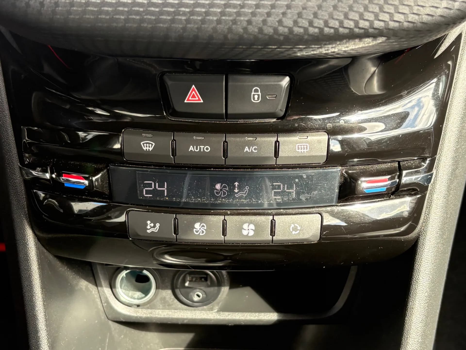 PEUGEOT 2008 ALLURE 1.6 BlueHDI 120 CH- 5 portes, GPS, Start & Stop, Radar de recul - Vue 11